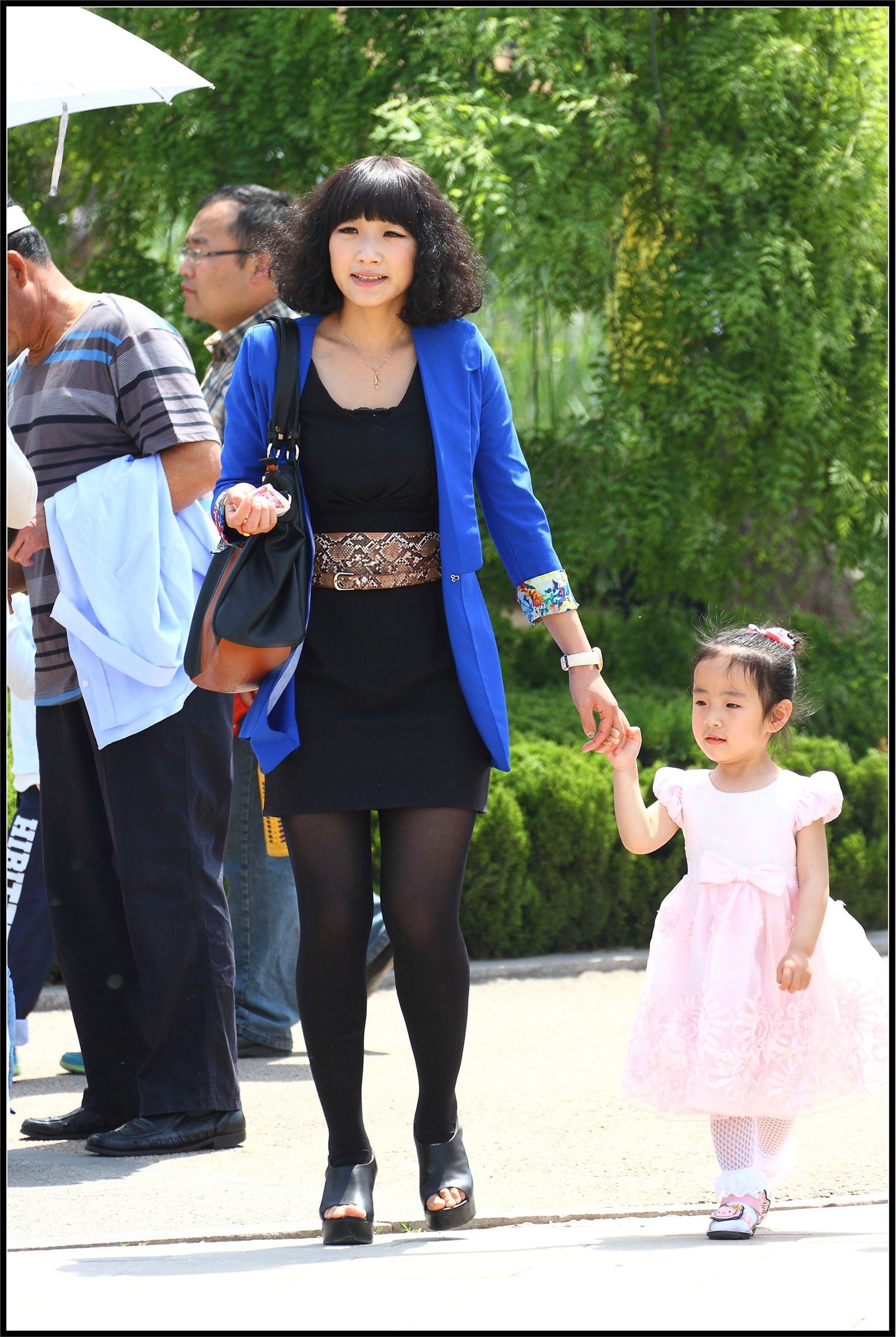 [outdoor Street Photo] 2013.10.09 young mother black silk black high blue coat