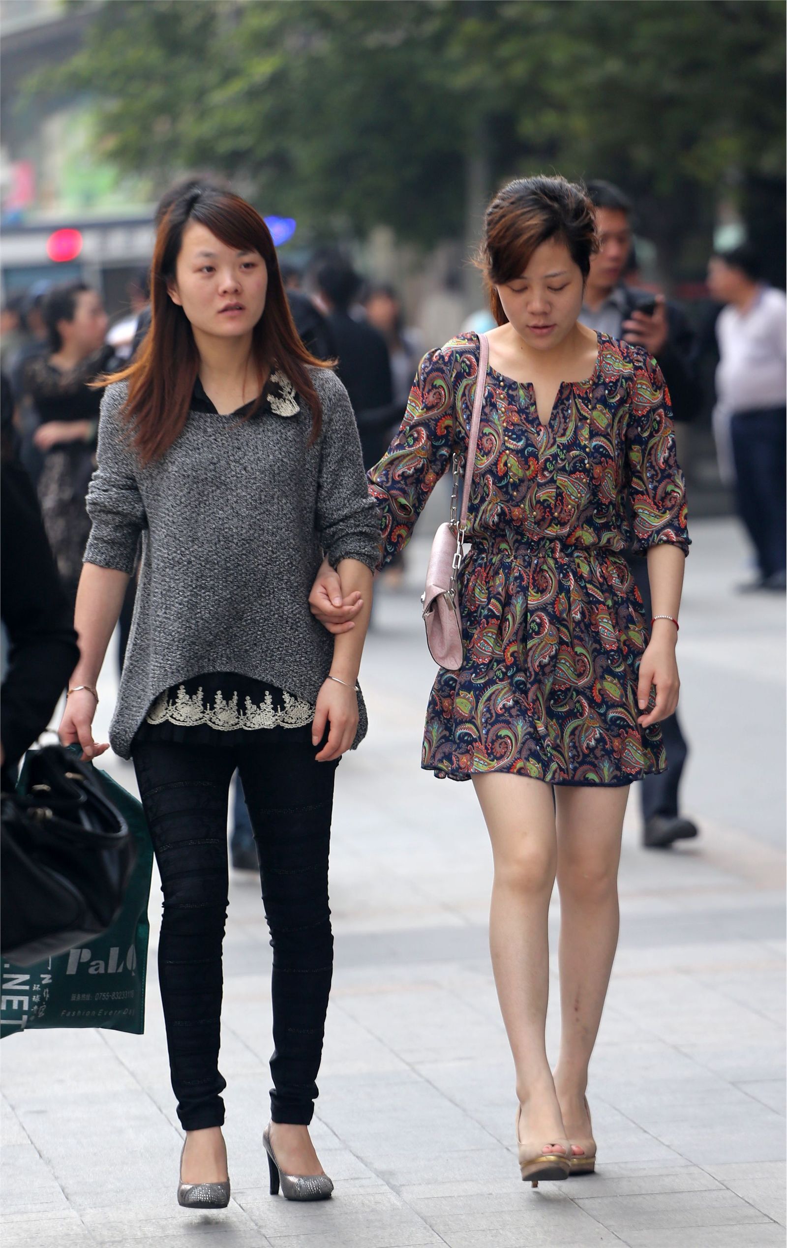 [outdoor Street Photo] 2013.10.03 two beautiful young girls