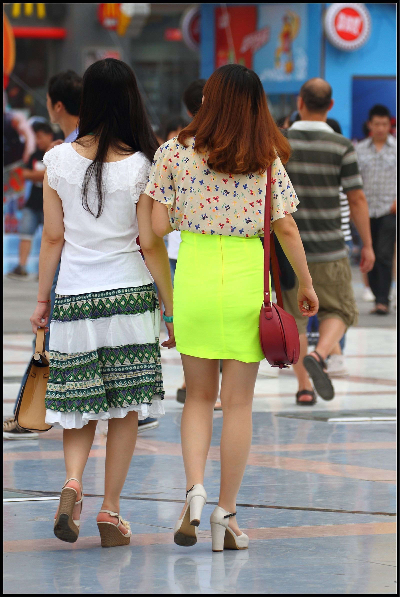 [户外街拍] 2013.10.04 绿色紧身裙裸腿美女