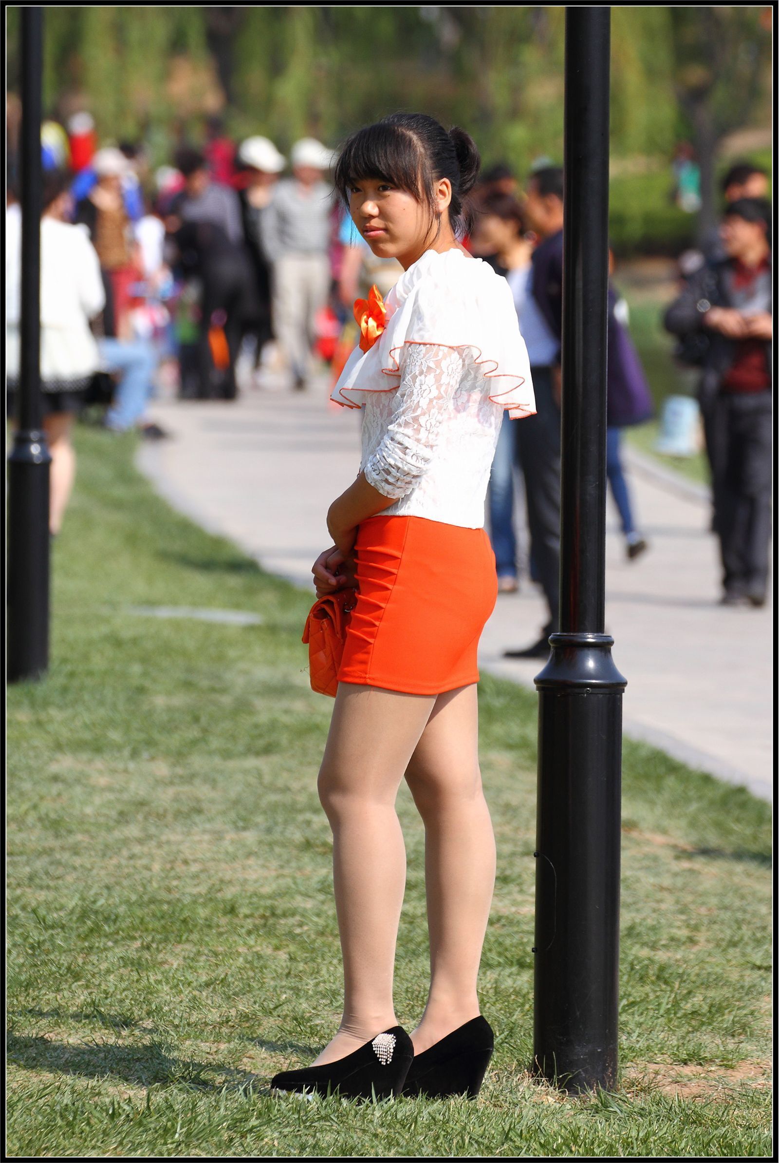 [户外街拍] 2013.09.25 橘红色与白色套裙那么的迷人