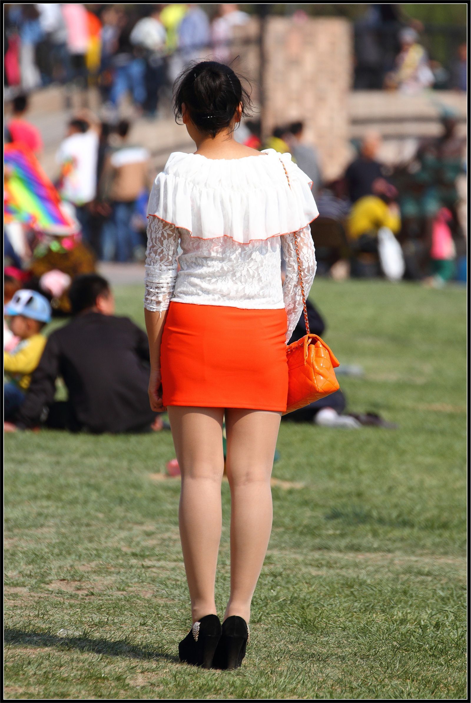 [户外街拍] 2013.09.25 橘红色与白色套裙那么的迷人