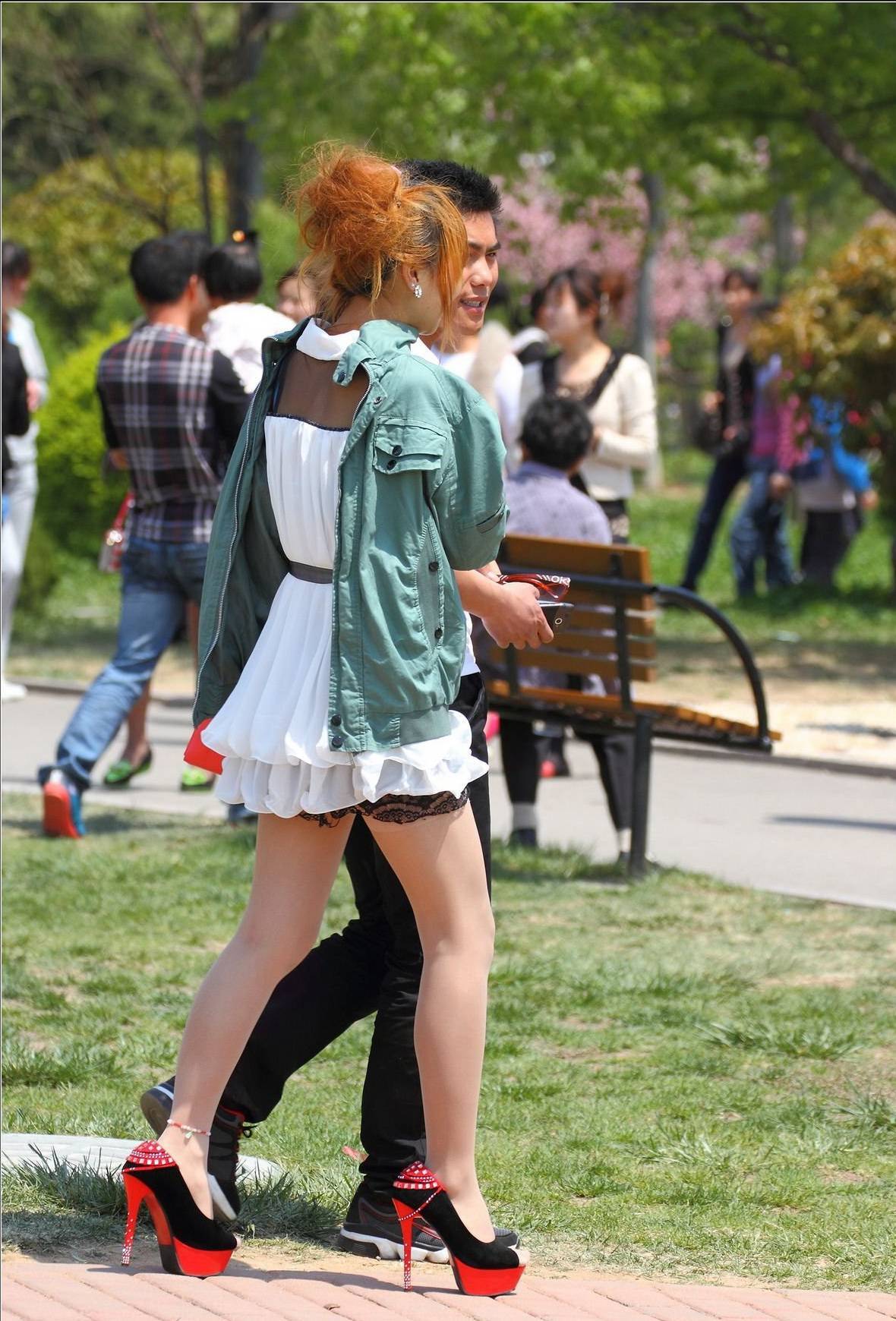 [outdoor Street Photo] 2013.11.25 white silk gauze skirt meat stockings fish mouth water platform high heeled girl