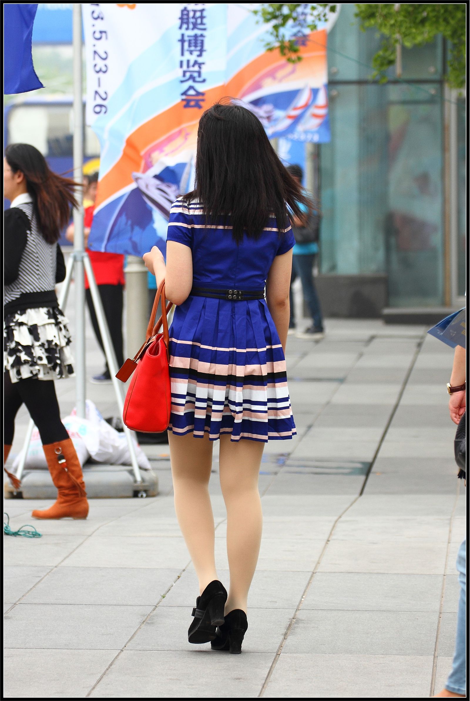 [户外街拍] 2013.11.03 海军蓝短裙肉丝美女