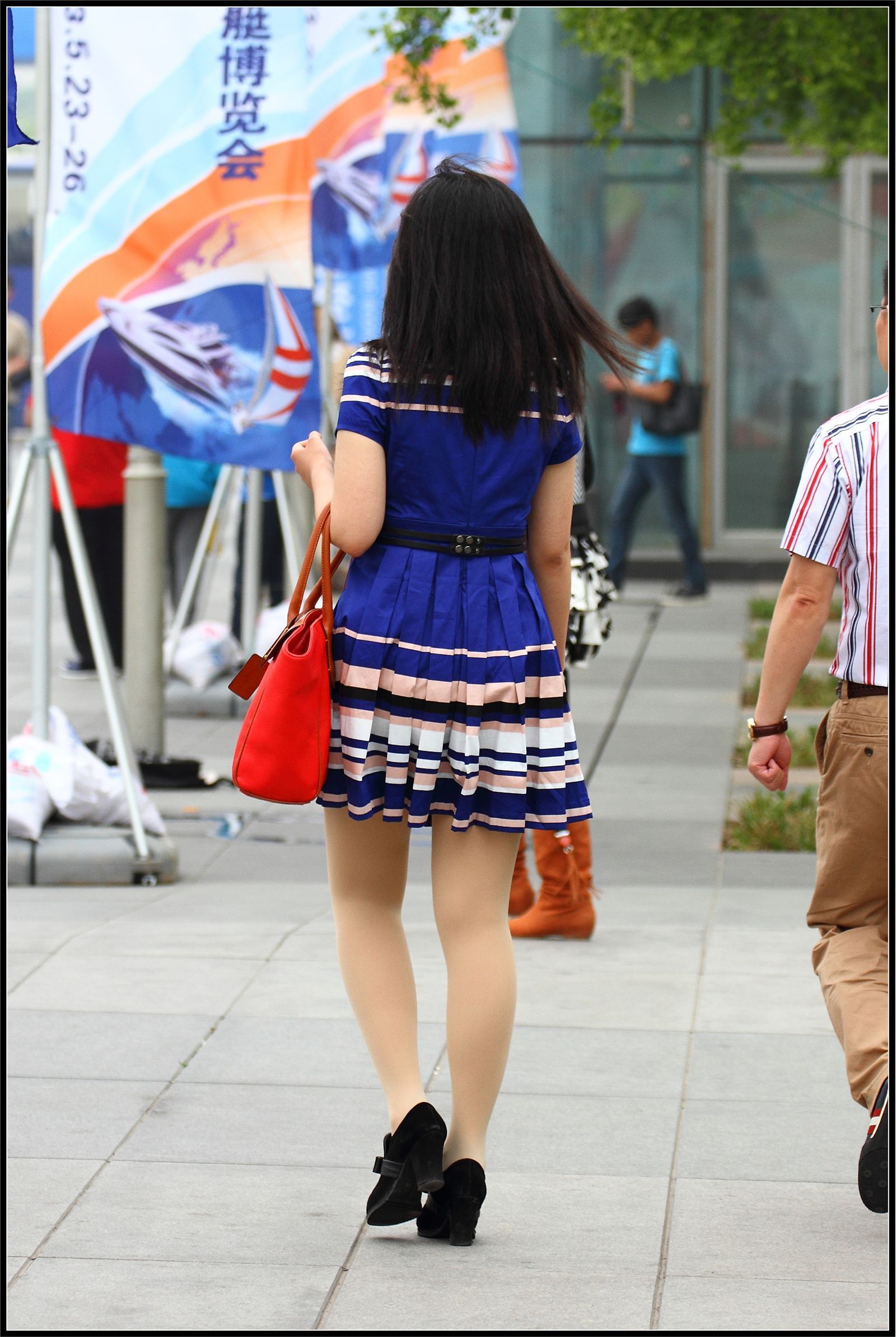 [outdoor Street Photo] 2013.11.03 Navy Blue short skirt shredded meat beauty
