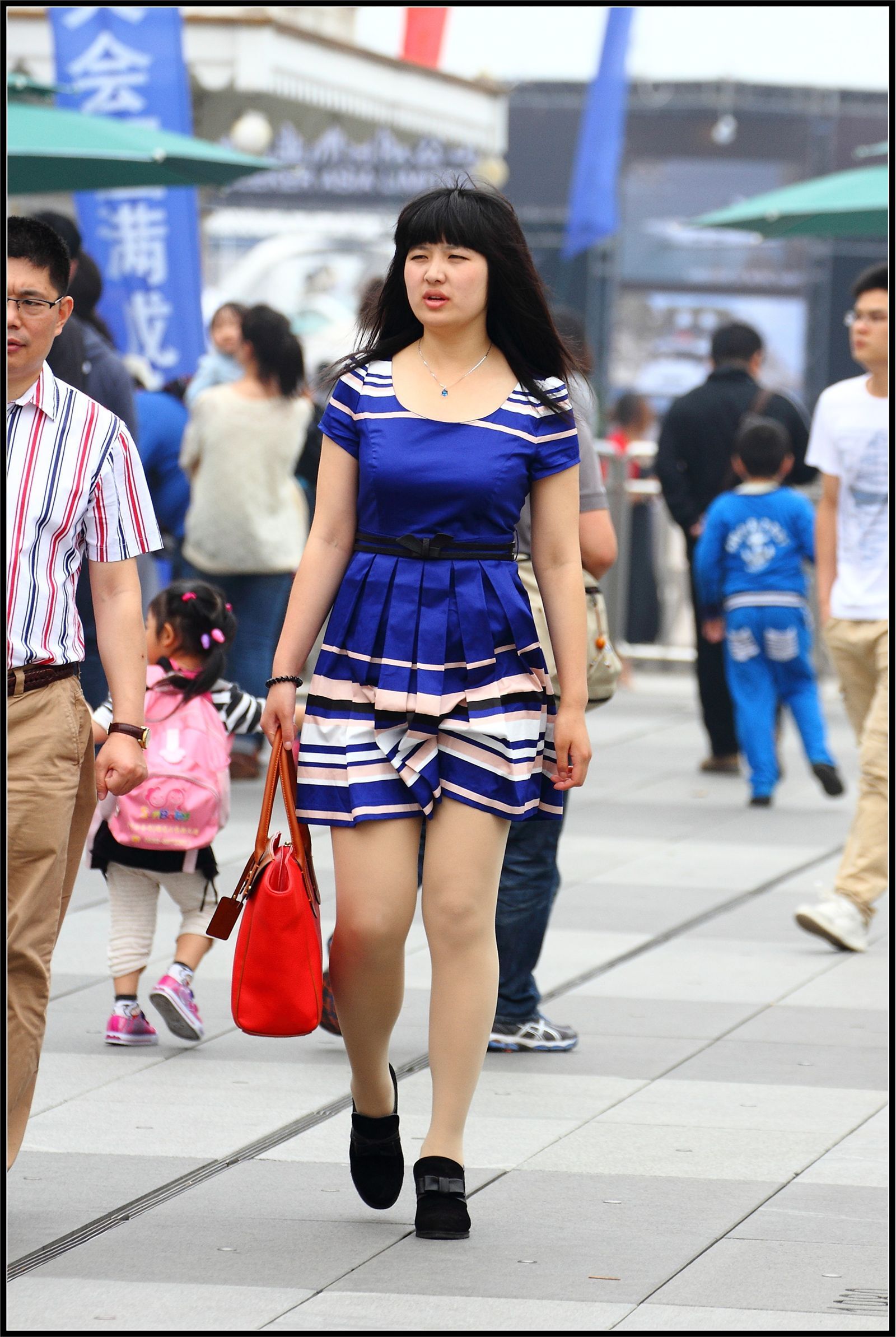 [户外街拍] 2013.11.03 海军蓝短裙肉丝美女
