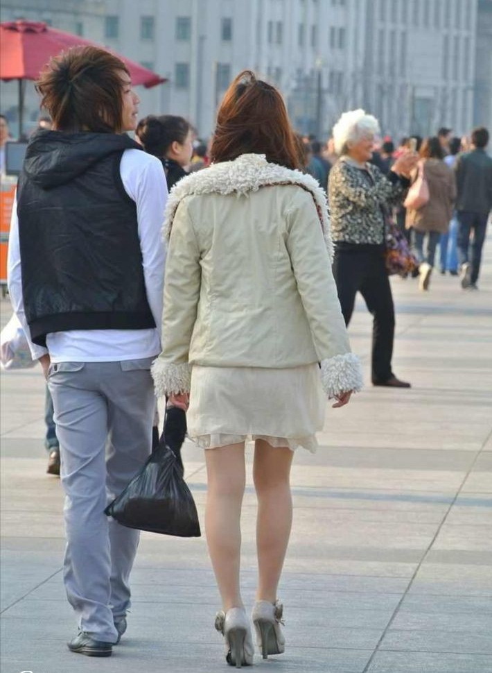 [outdoor Street Photo] young women with meat and silk stockings in the square are dressed in autumn