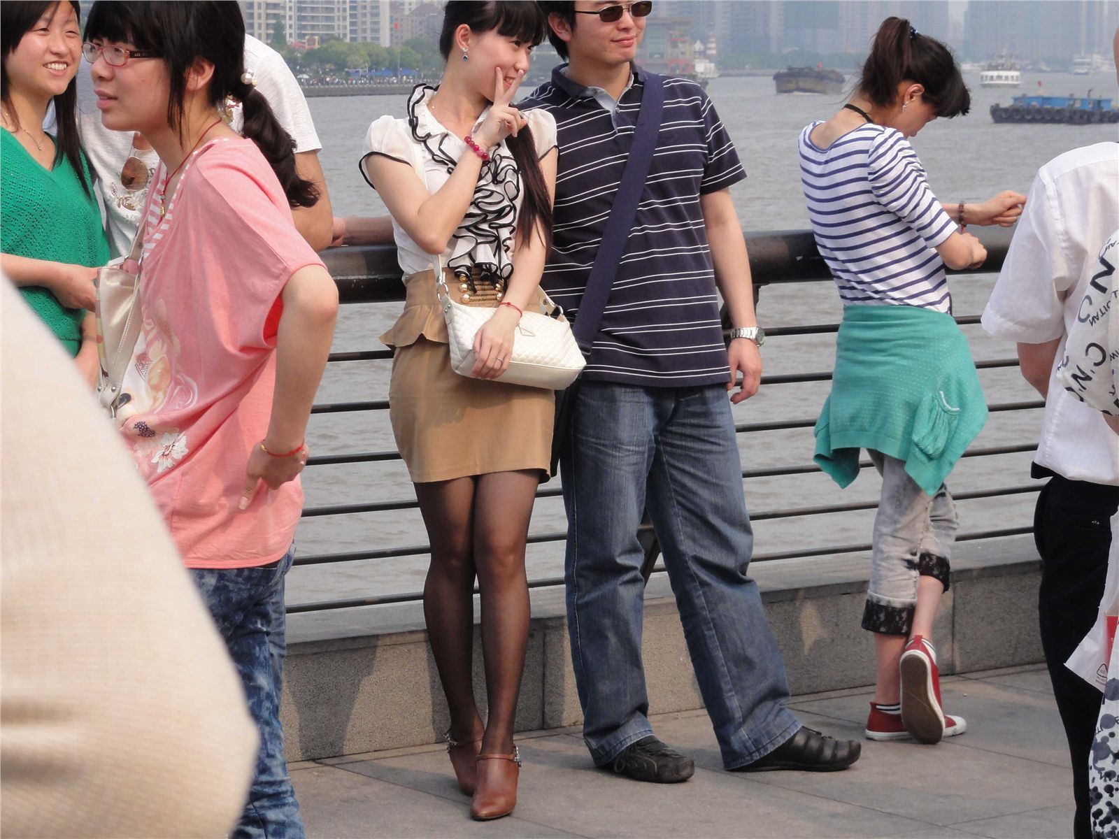 [outdoor Street Photo] 2013.09.04 Bund black silk, the woman is very beautiful