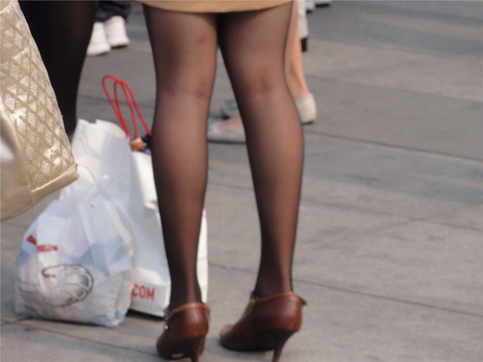 [outdoor Street Photo] 2013.09.04 Bund black silk, the woman is very beautiful