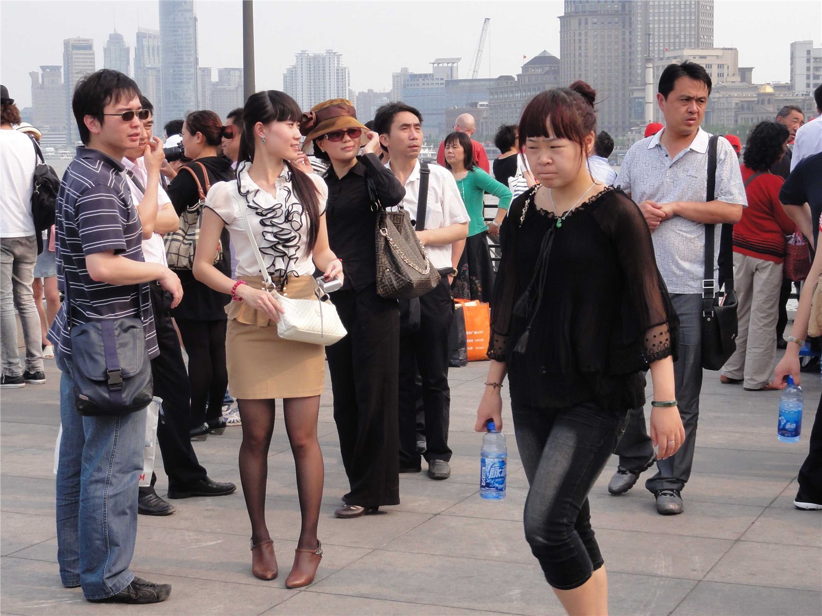 [outdoor Street Photo] 2013.09.04 Bund black silk, the woman is very beautiful