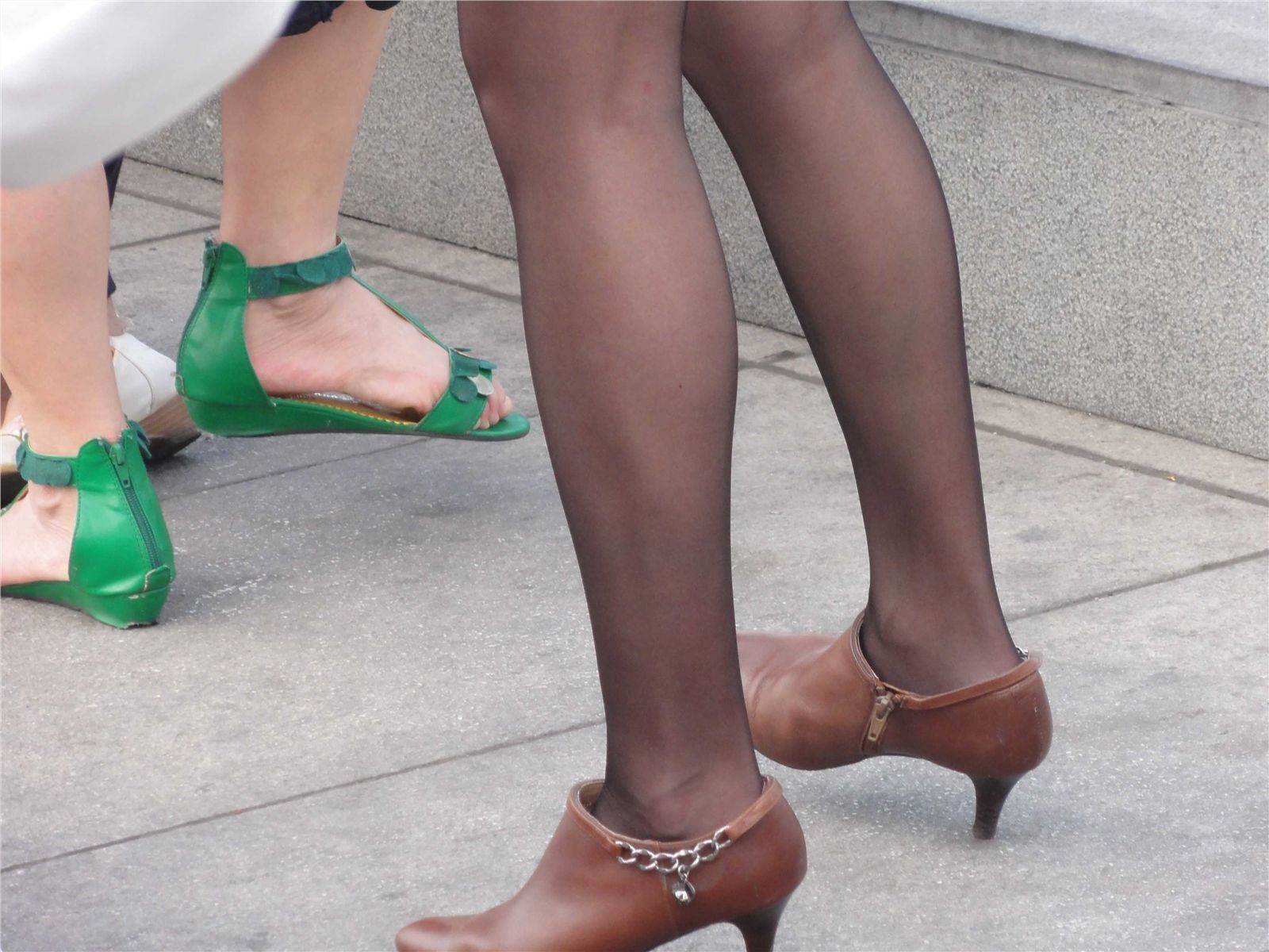 [outdoor Street Photo] 2013.09.04 Bund black silk, the woman is very beautiful