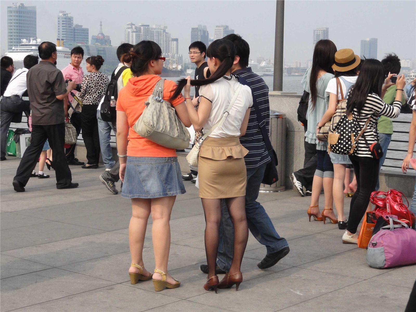 [outdoor Street Photo] 2013.09.04 Bund black silk, the woman is very beautiful