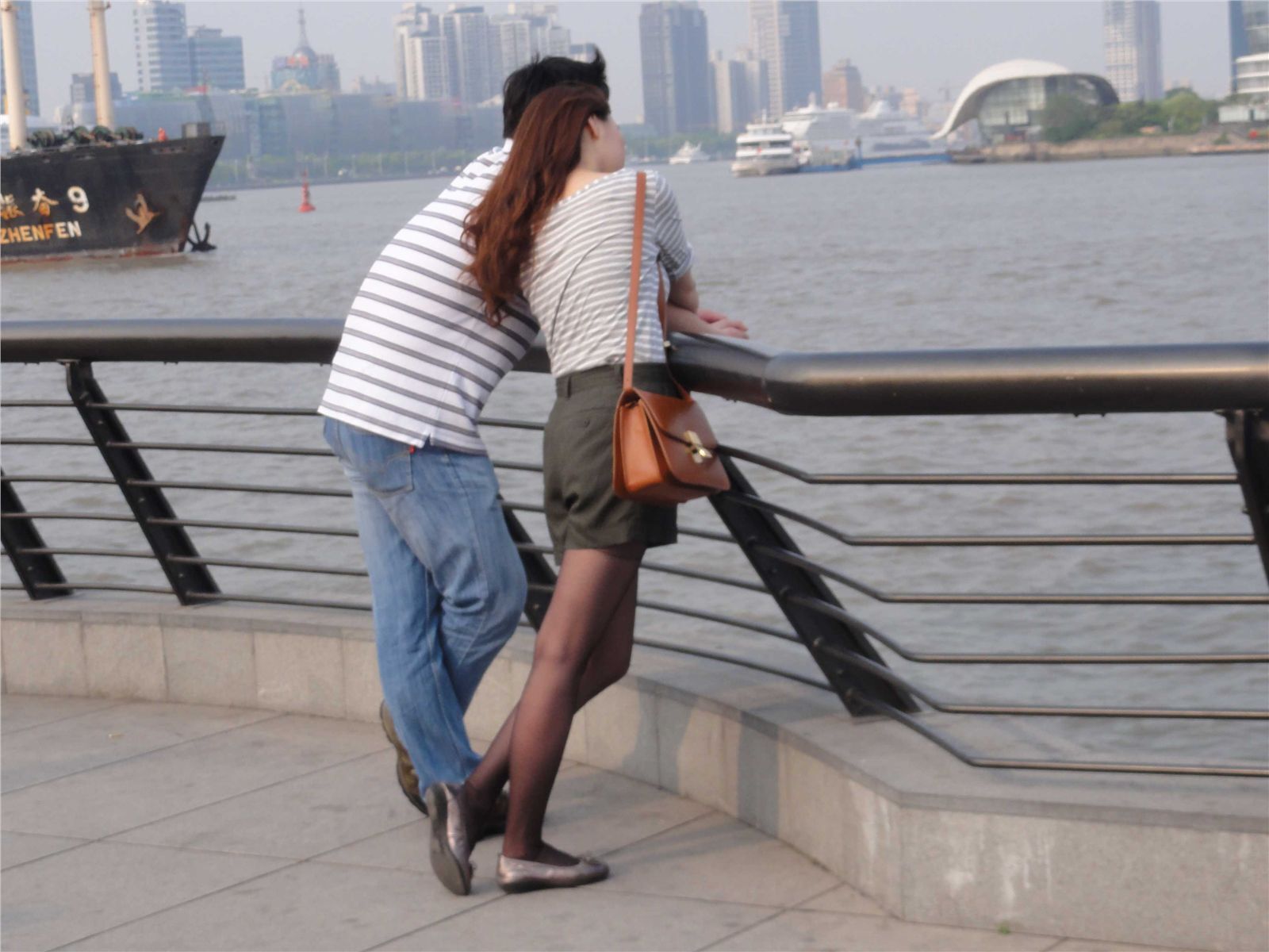 [outdoor Street Photo] 2013.09.06 Bund beauty black silk red shoes, thin stockings