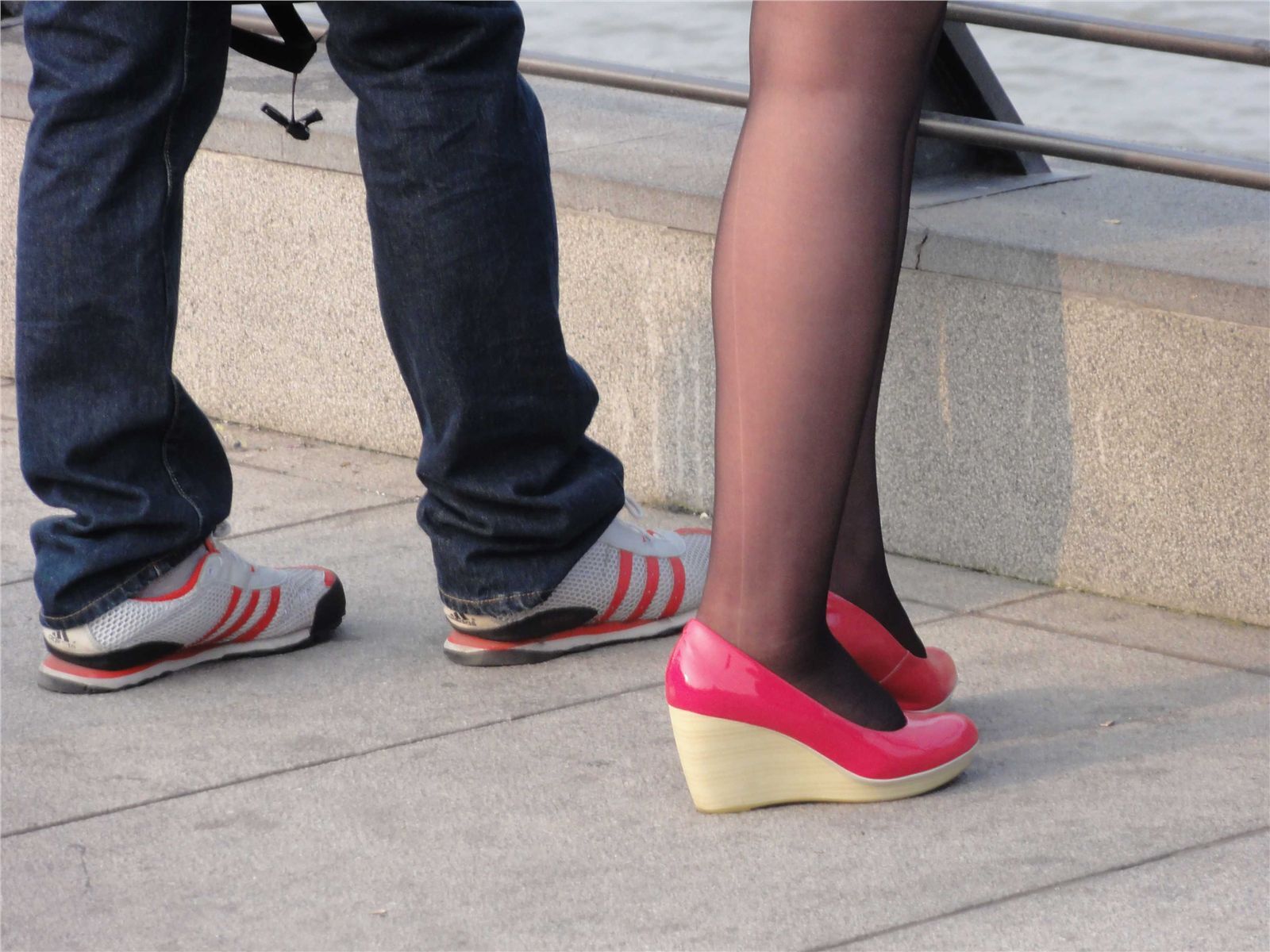 [outdoor Street Photo] 2013.09.06 Bund beauty black silk red shoes, thin stockings