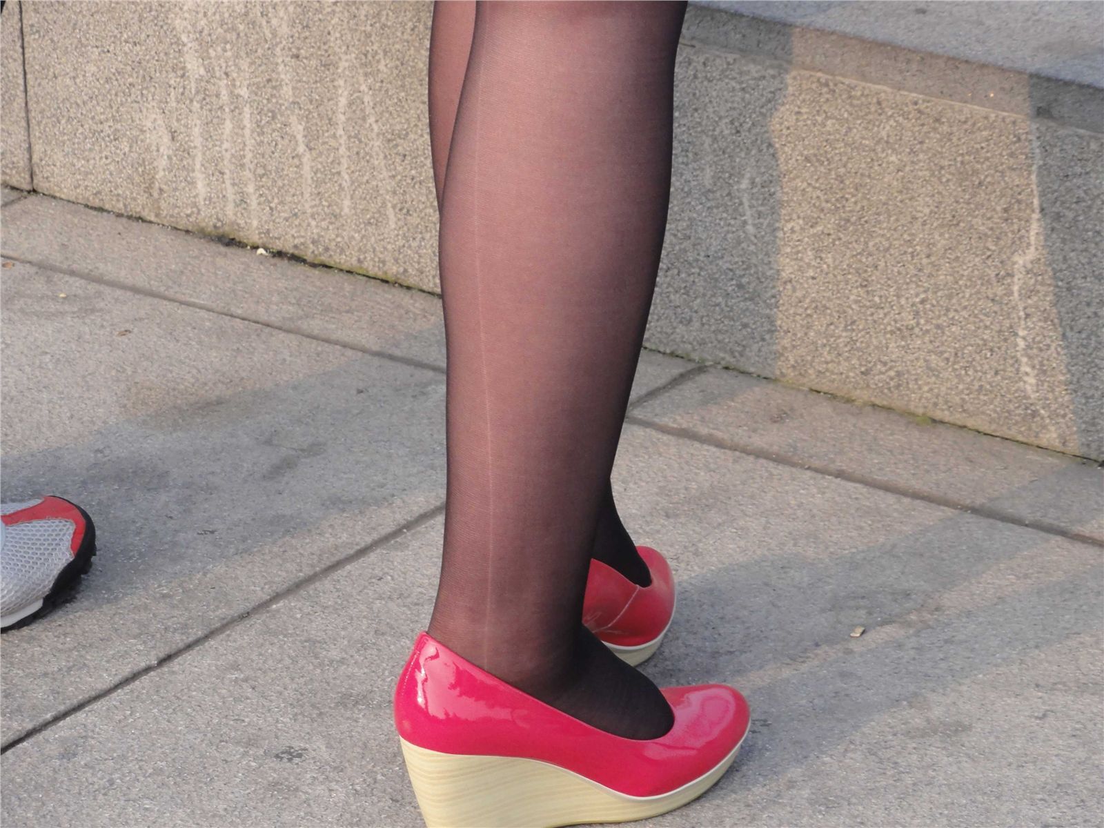 [outdoor Street Photo] 2013.09.06 Bund beauty black silk red shoes, thin stockings