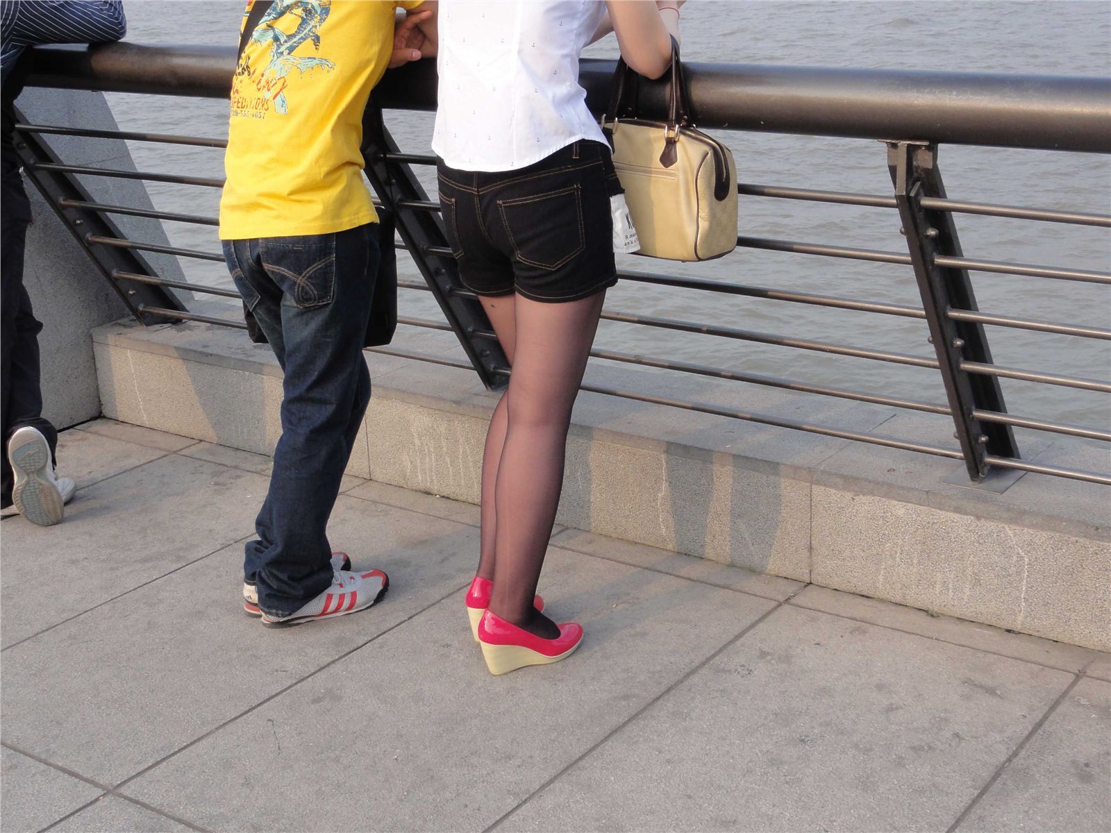 [outdoor Street Photo] 2013.09.06 Bund beauty black silk red shoes, thin stockings