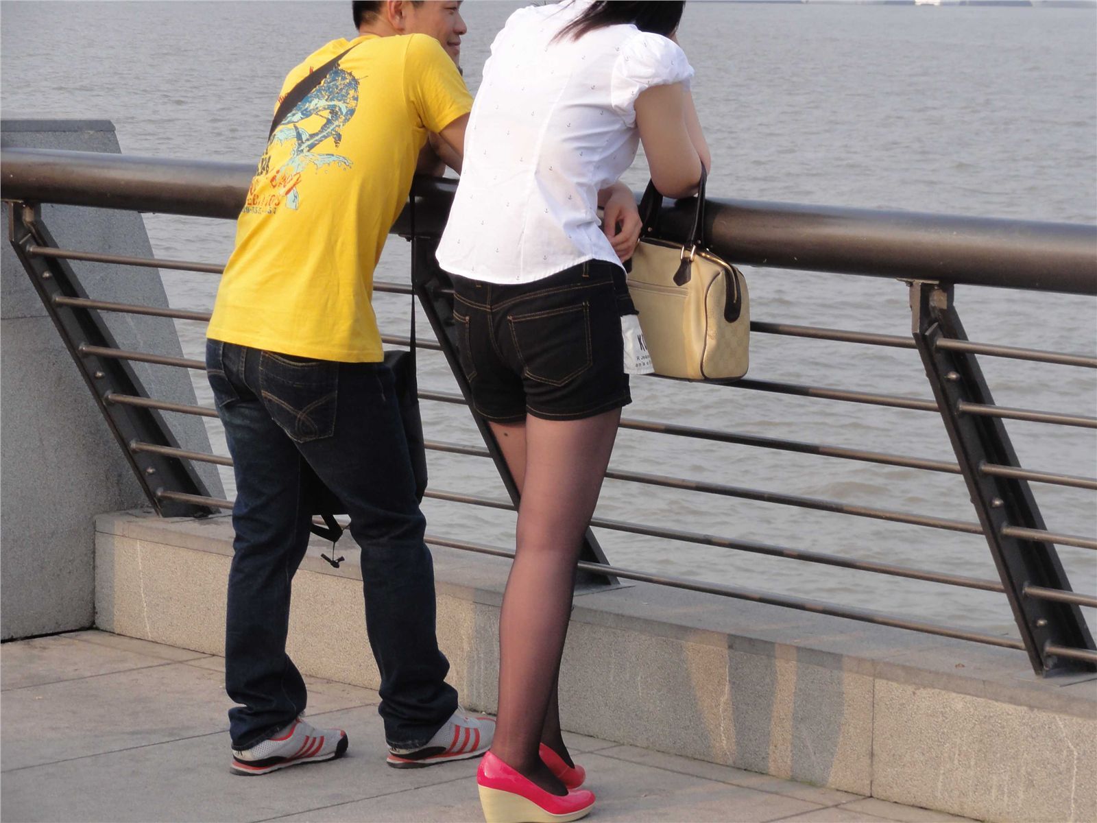 [outdoor Street Photo] 2013.09.06 Bund beauty black silk red shoes, thin stockings