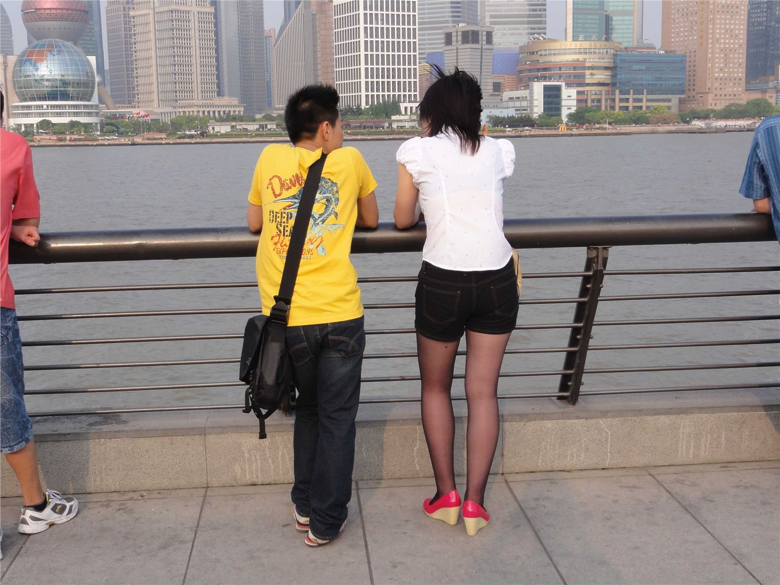 [outdoor Street Photo] 2013.09.06 Bund beauty black silk red shoes, thin stockings