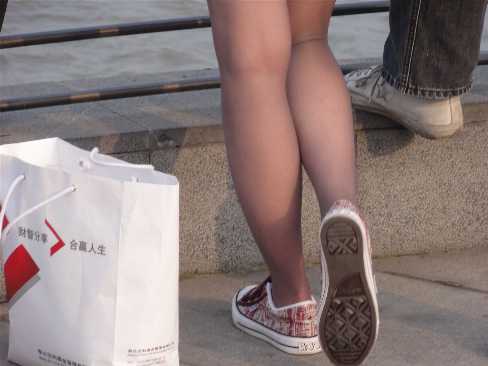 [outdoor Street Photo] 2013.09.07 Bund beauty pattern black silk grey stockings