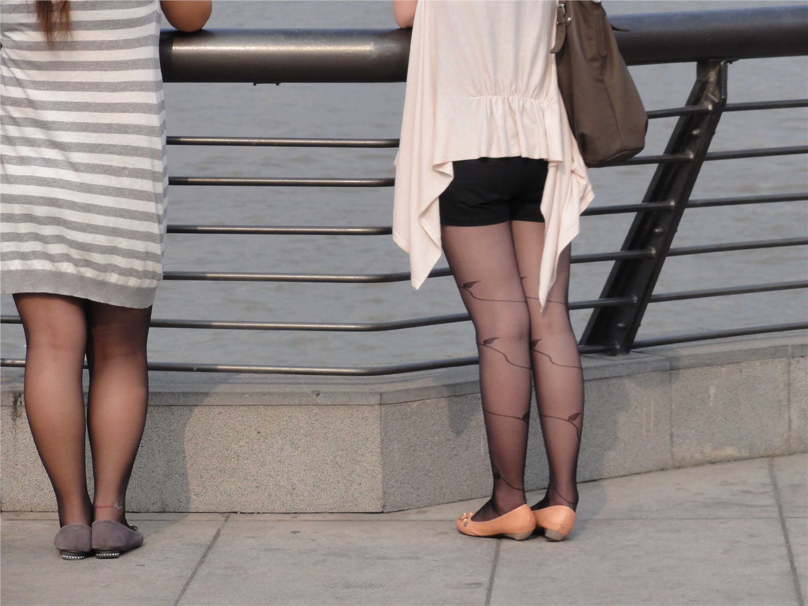 [outdoor Street Photo] 2013.09.07 Bund beauty pattern black silk grey stockings