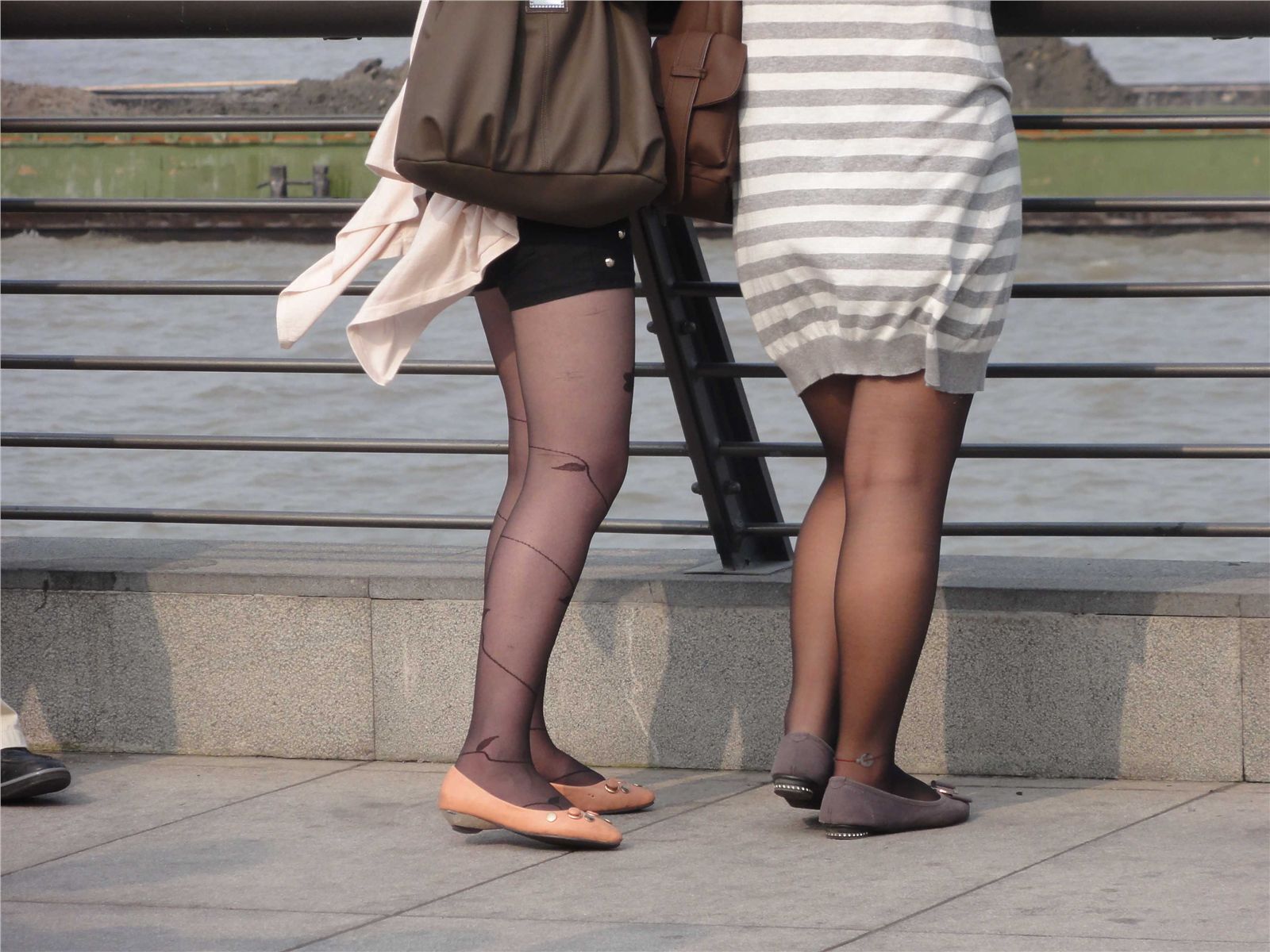 [outdoor Street Photo] 2013.09.07 Bund beauty pattern black silk grey stockings