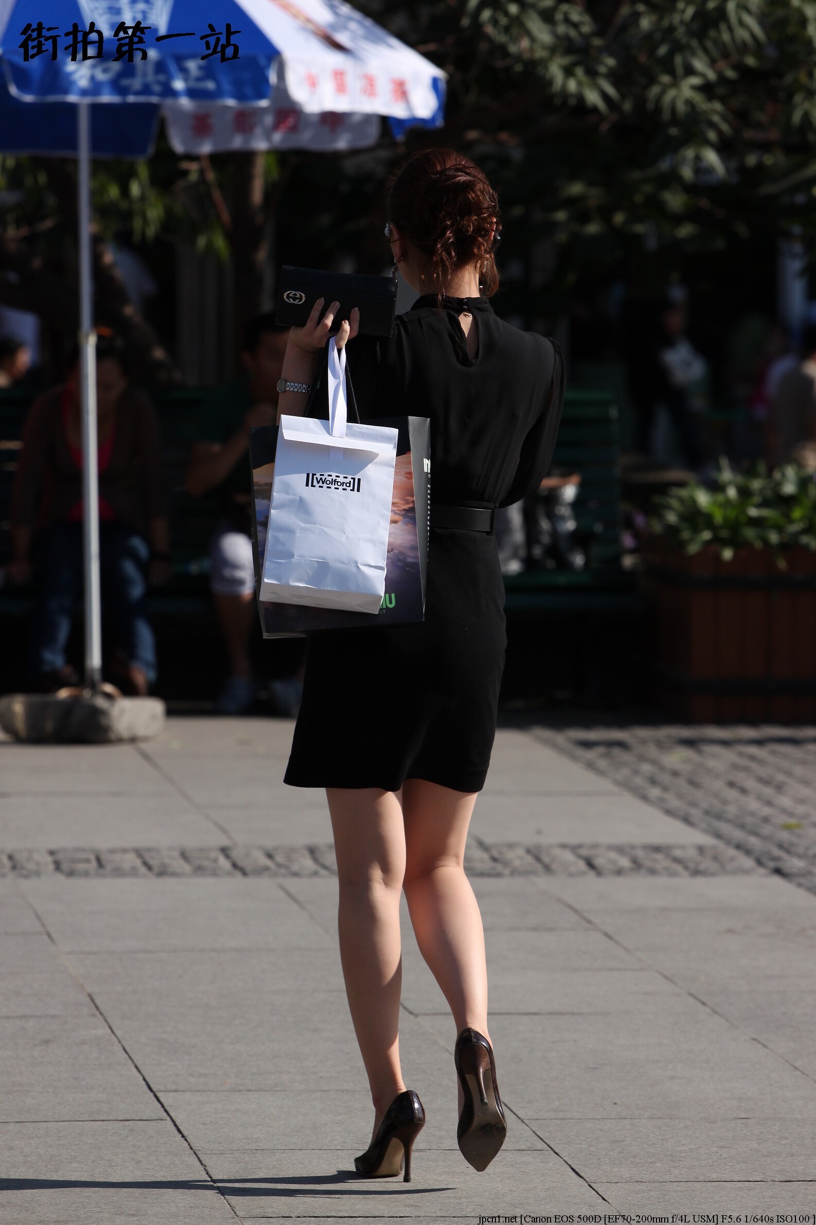 [户外街拍] 2013.11.03 黑色包臀短裙少妇雪白的大腿