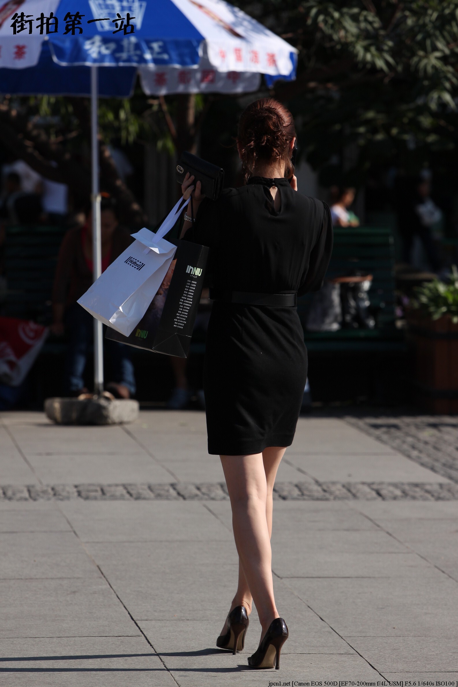 [outdoor Street Photo] 2013.11.03 black buttocks short skirt young woman's white thighs