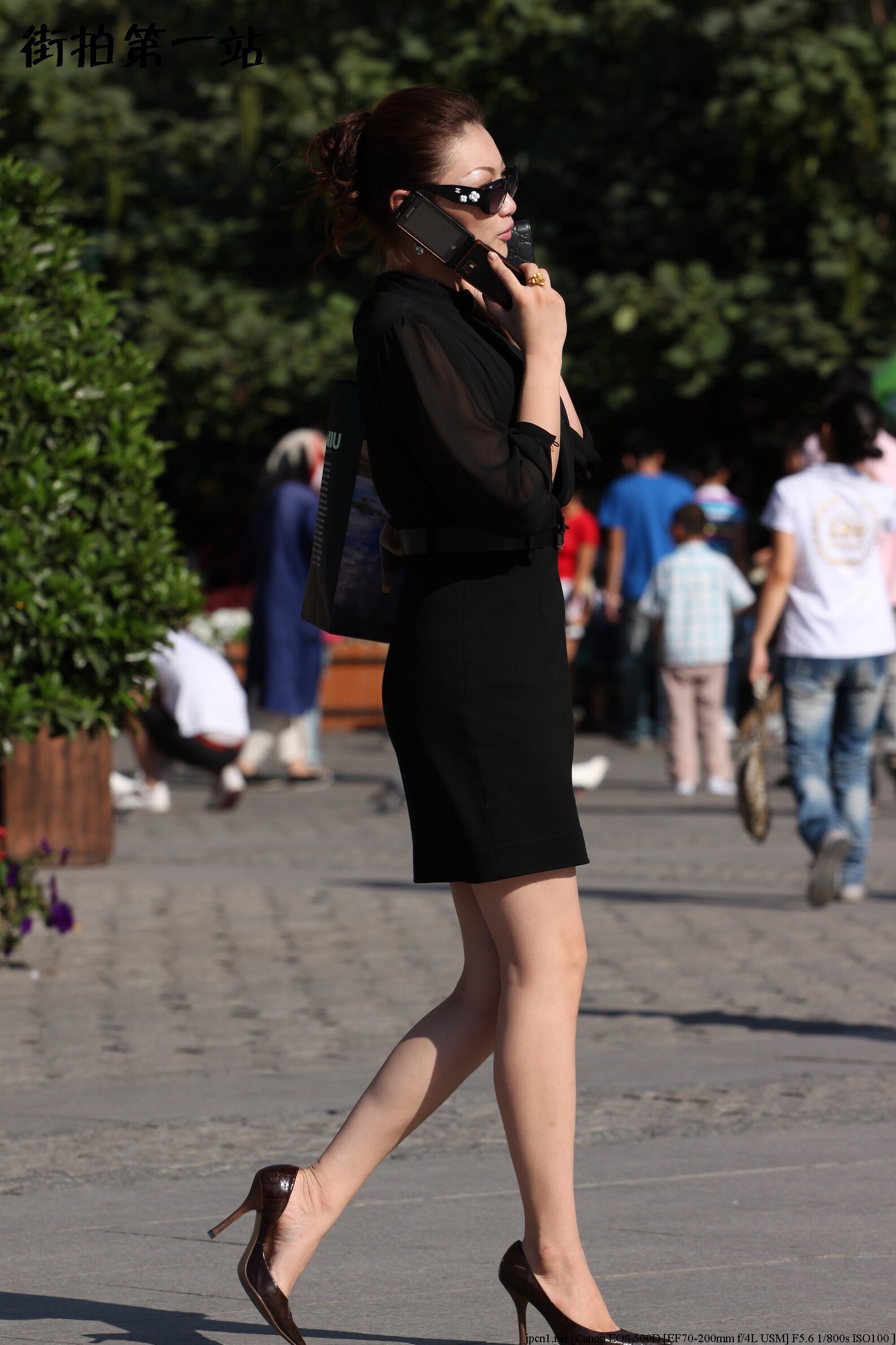 [outdoor Street Photo] 2013.11.03 black buttocks short skirt young woman's white thighs