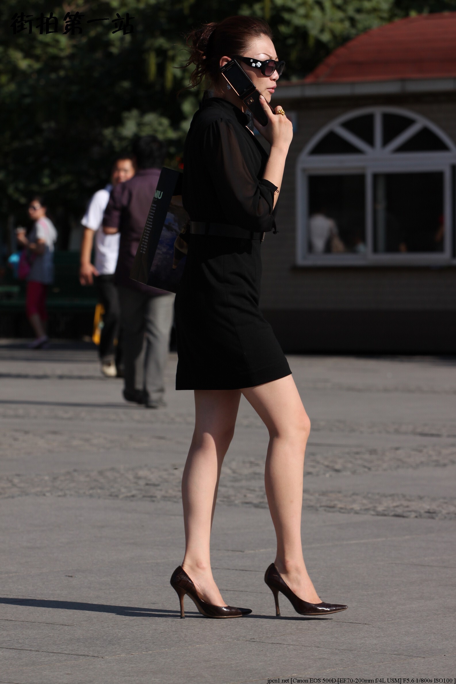 [户外街拍] 2013.11.03 黑色包臀短裙少妇雪白的大腿