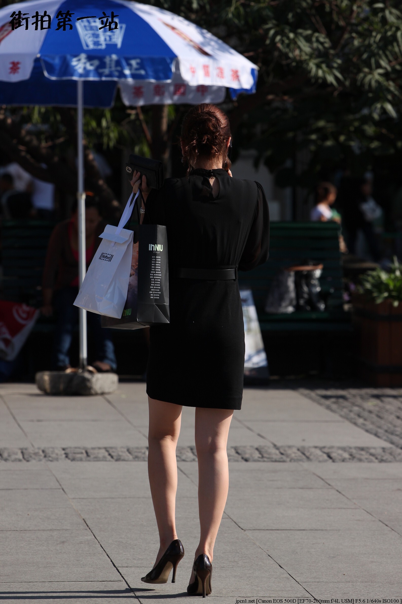 [outdoor Street Photo] 2013.11.03 black buttocks short skirt young woman's white thighs