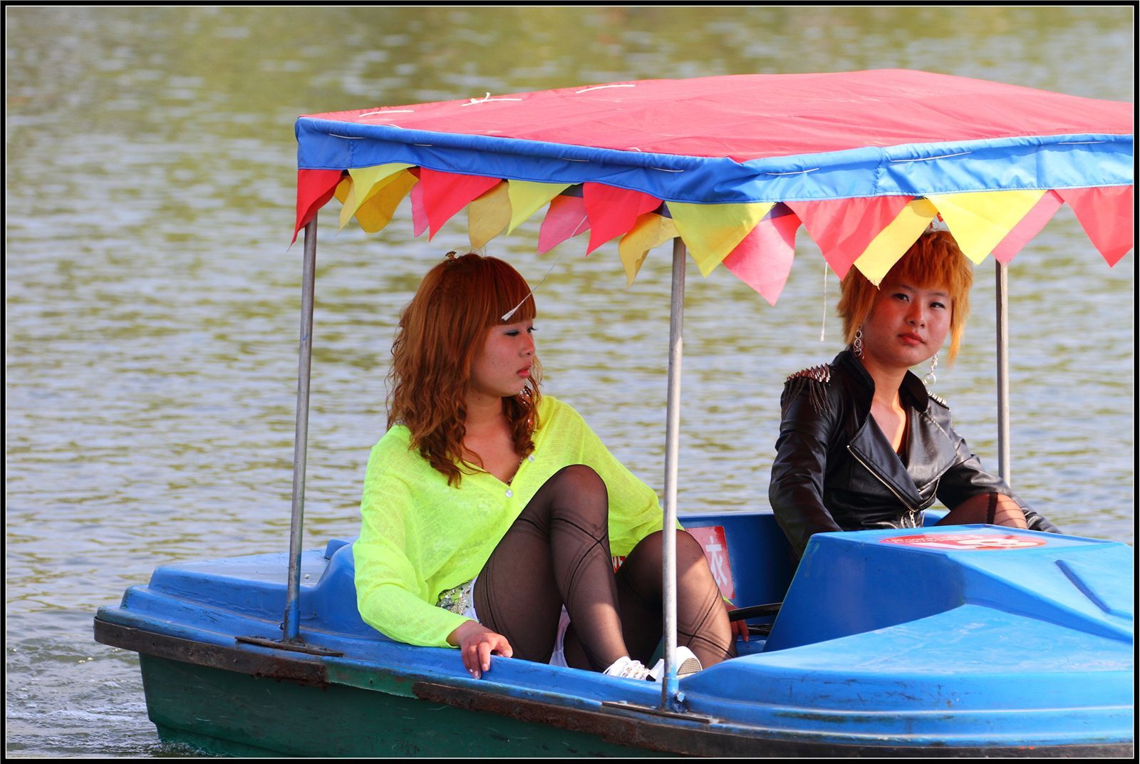 [outdoor Street Photo] on October 3, 2013, two black silk beauties were playing in the lake