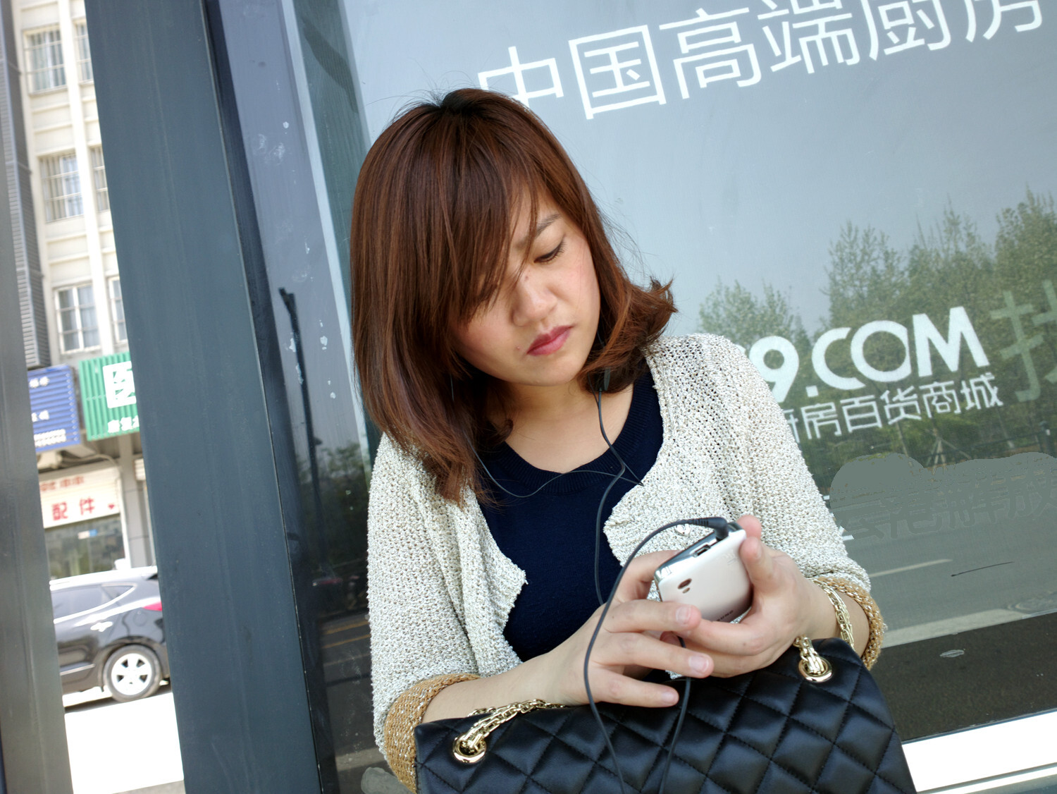 [outdoor Street Photo] in the face of fashionable and sexy fishing net, black silk high-heeled young woman, do you have nosebleed