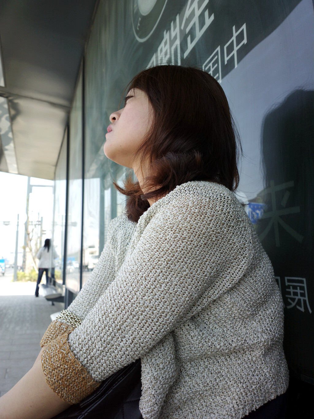 [outdoor Street Photo] in the face of fashionable and sexy fishing net, black silk high-heeled young woman, do you have nosebleed