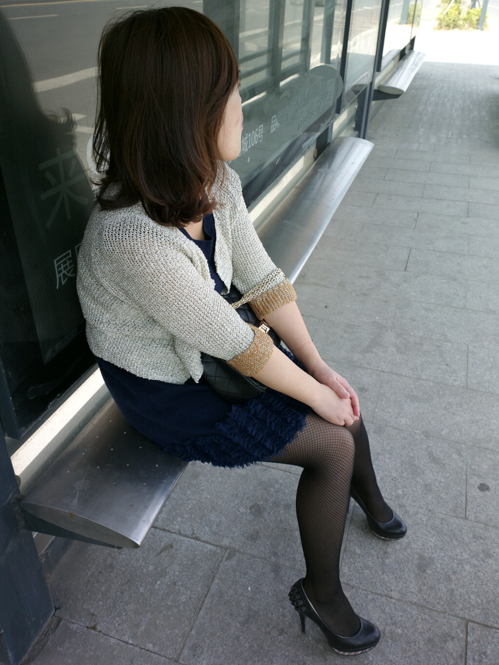 [outdoor Street Photo] in the face of fashionable and sexy fishing net, black silk high-heeled young woman, do you have nosebleed