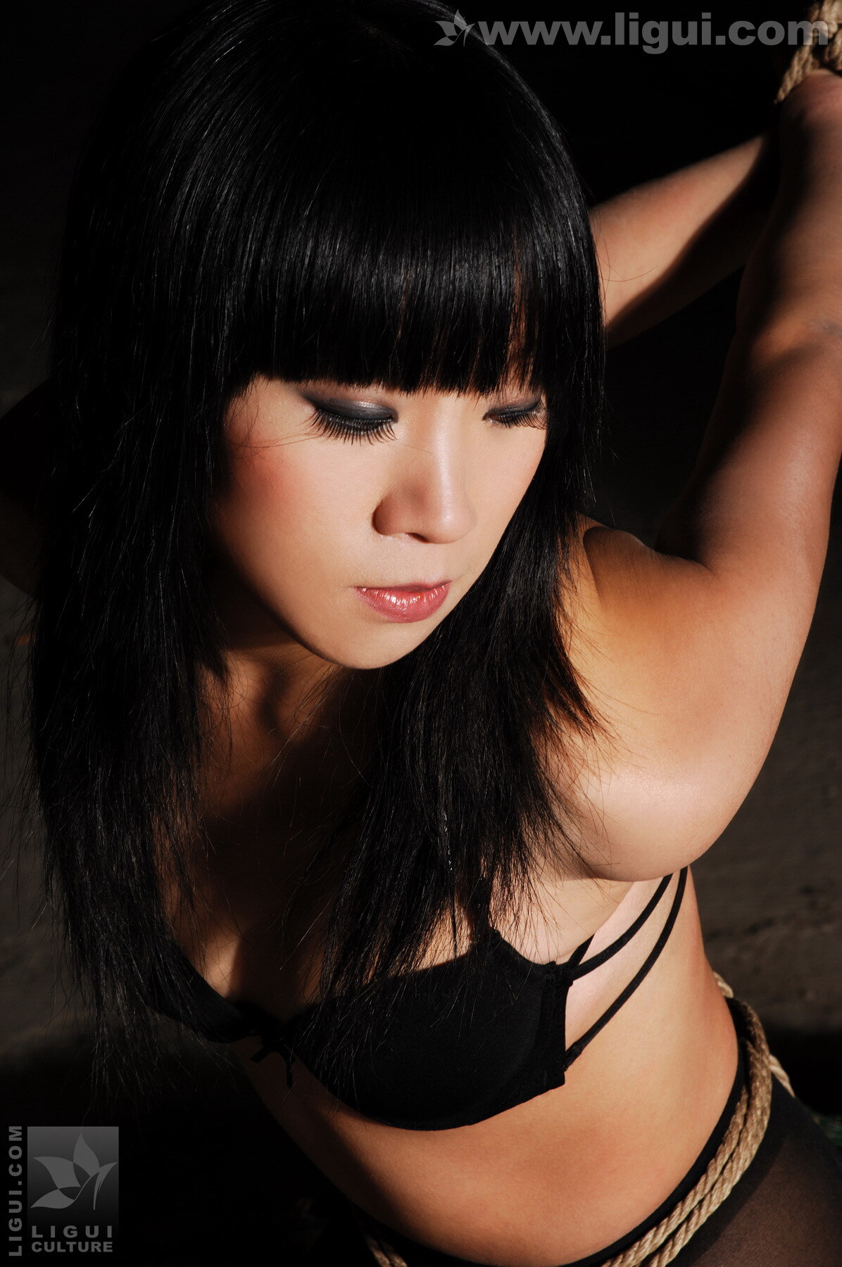 The perfect embodiment of the theme of model Yiyuan black silk temptation bundling