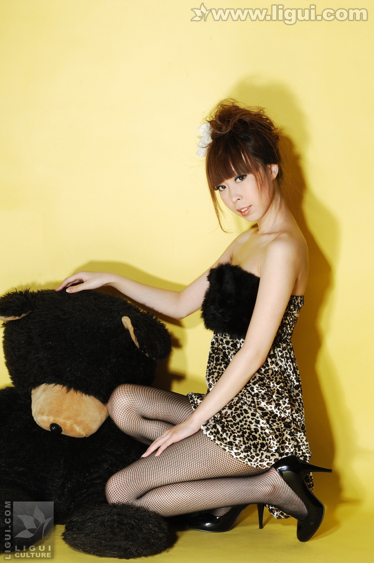 Black silk modern show model with little bear