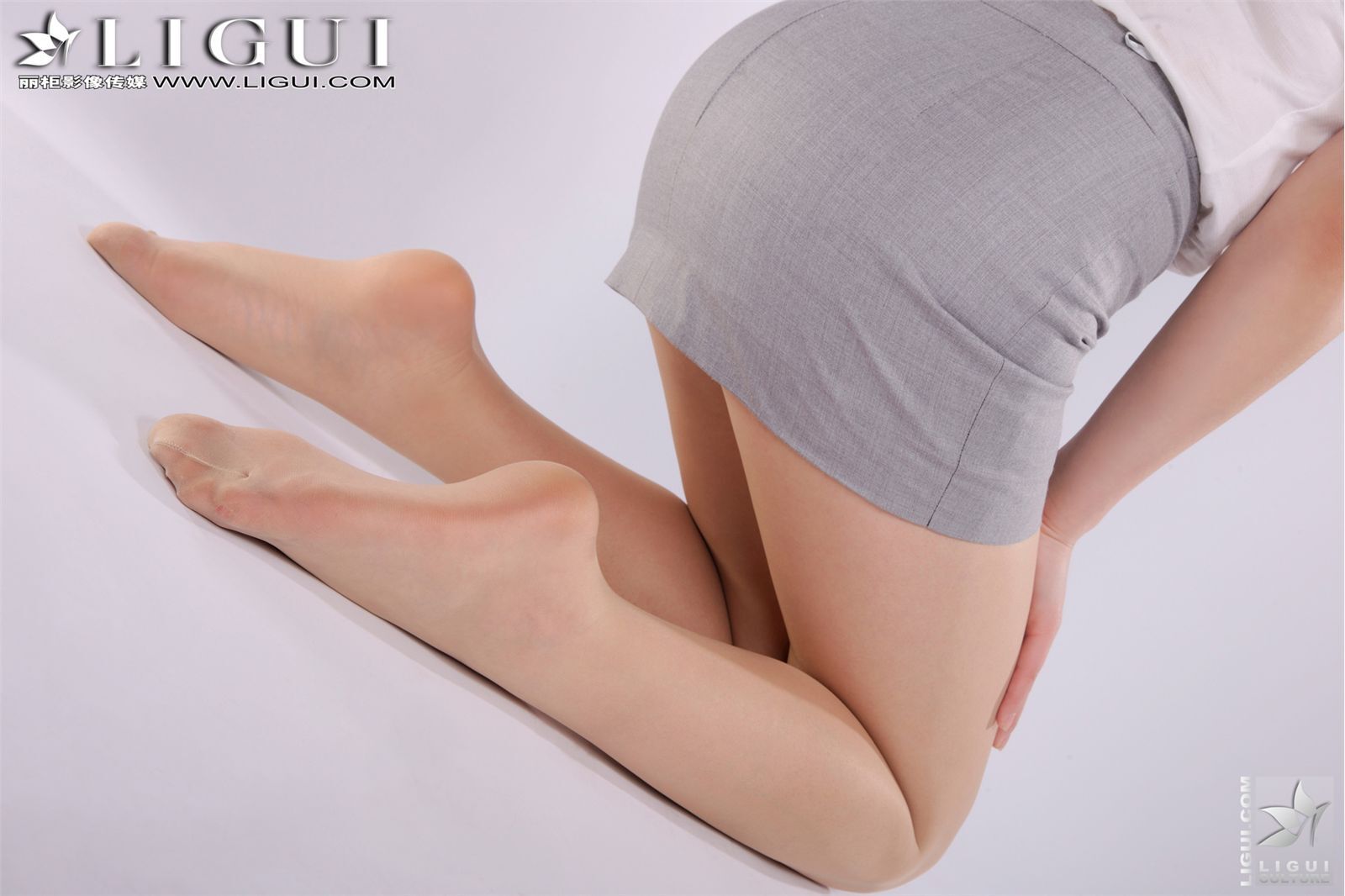 Model quiet female teacher's temptation of silk stockings