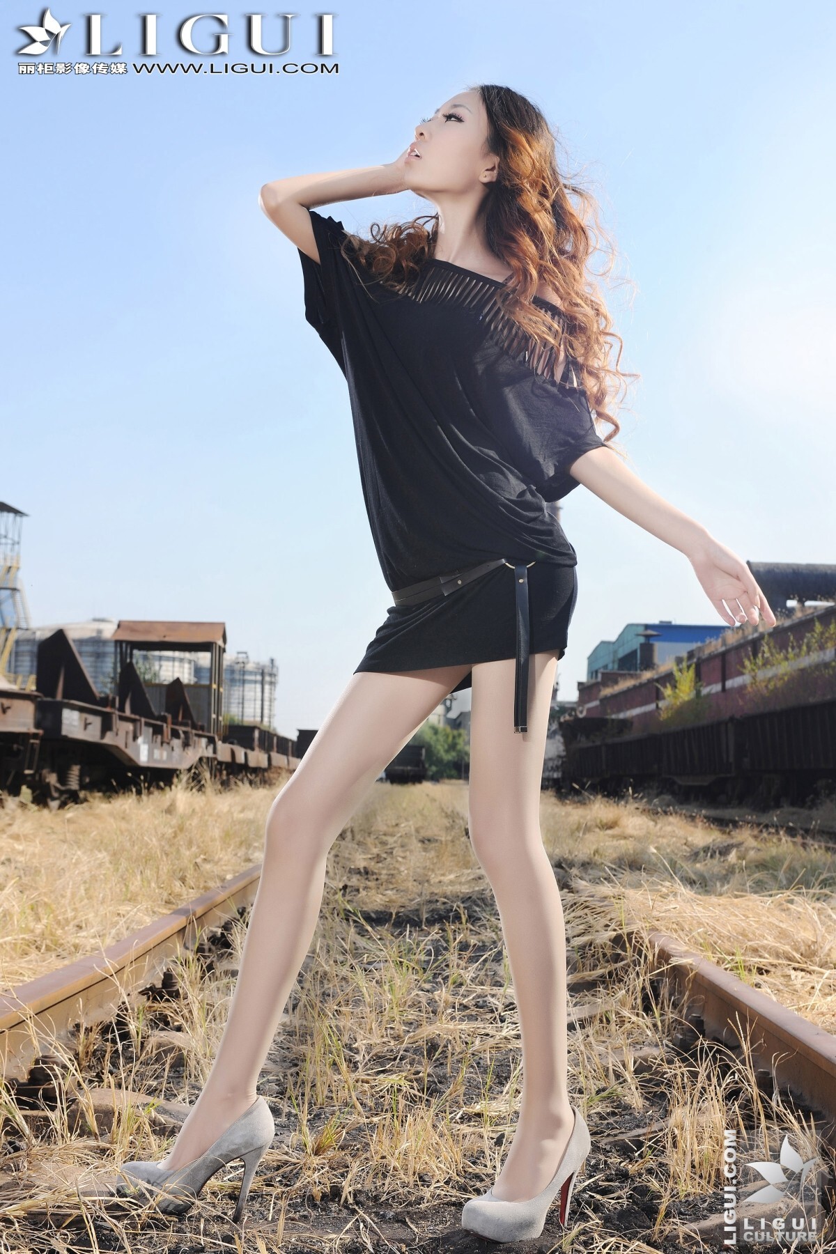 [丽柜]ligui 小镇火车站的美腿诱惑 Model-文欣