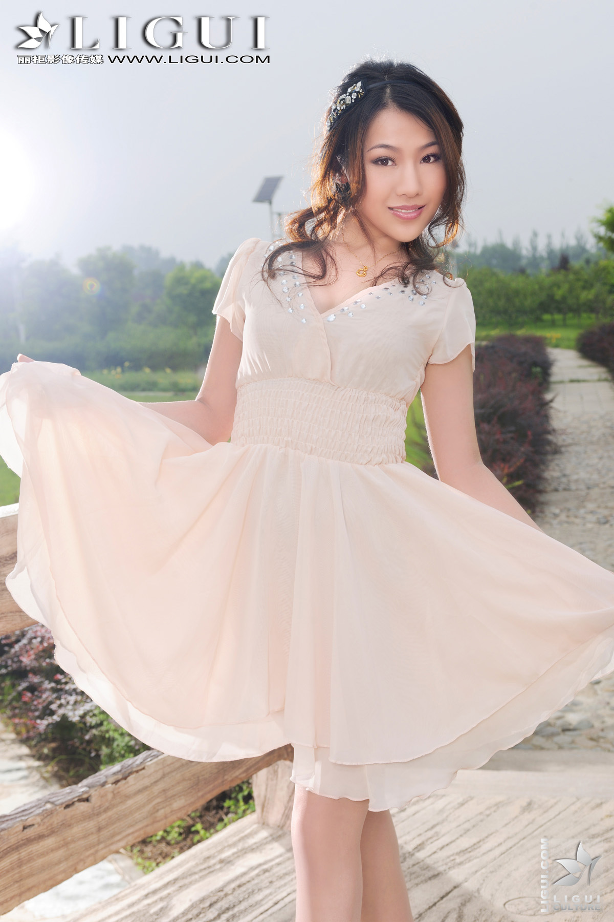[beautiful cabinet] on March 2, 2012, Wenjing, a beautiful model of silk stockings in the park