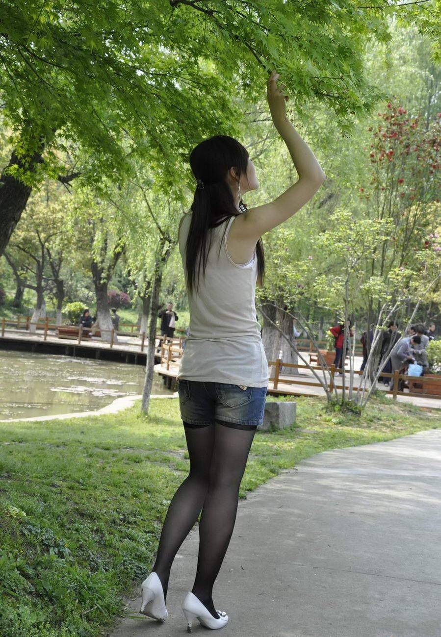 [outdoor Street Photo] 2013.08.06 black silk white high-heeled beauty on the phone in the park