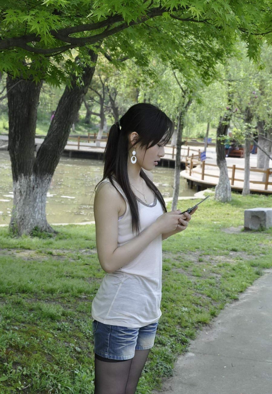 [outdoor Street Photo] 2013.08.06 black silk white high-heeled beauty on the phone in the park