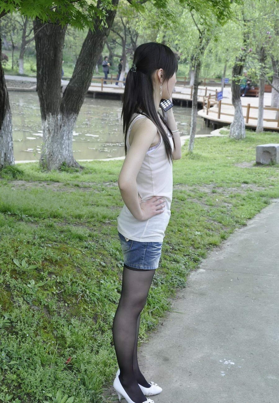 [outdoor Street Photo] 2013.08.06 black silk white high-heeled beauty on the phone in the park