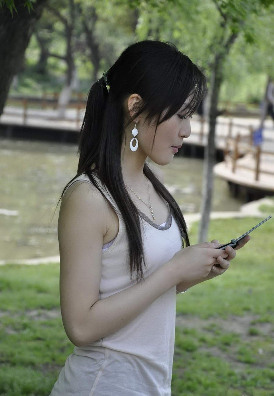 [outdoor Street Photo] 2013.08.06 black silk white high-heeled beauty on the phone in the park