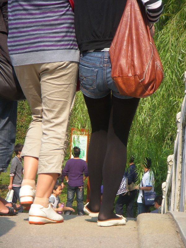 [outdoor Street Photo] on August 6, 2013, I met a beautiful black silk girl in the park