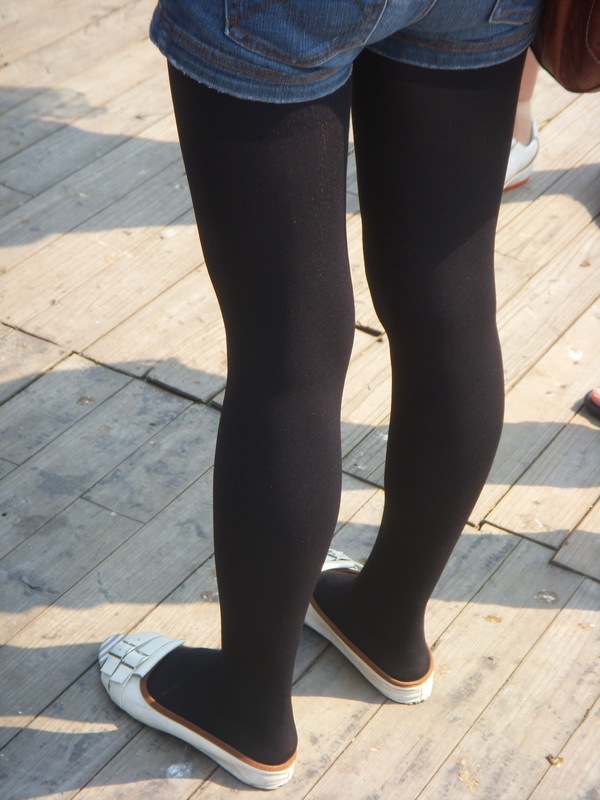 [outdoor Street Photo] on August 6, 2013, I met a beautiful black silk girl in the park