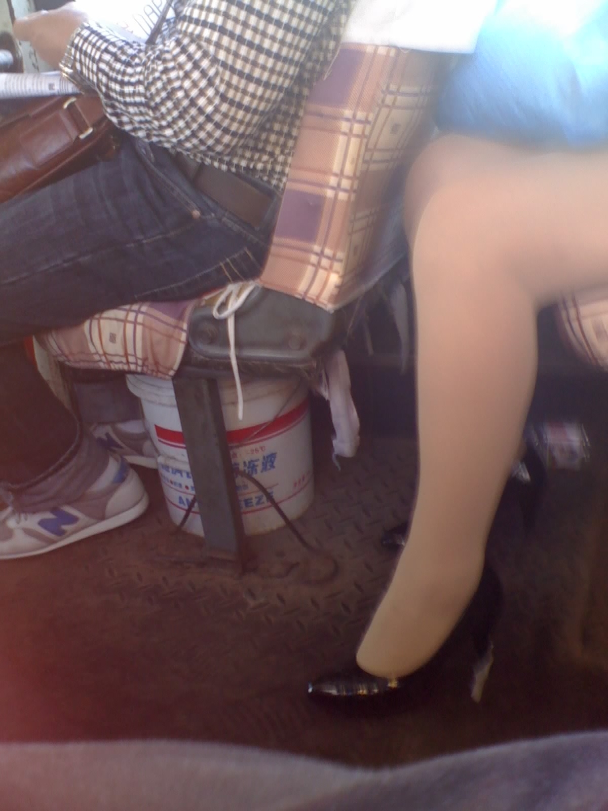 [outdoor Street Photo] on August 5, 2013, sneak photos of silk stockings, legs and black heels on the bus