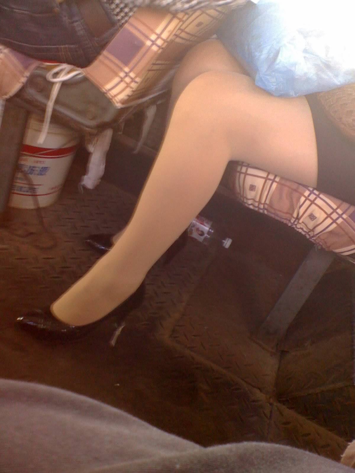 [outdoor Street Photo] on August 5, 2013, sneak photos of silk stockings, legs and black heels on the bus