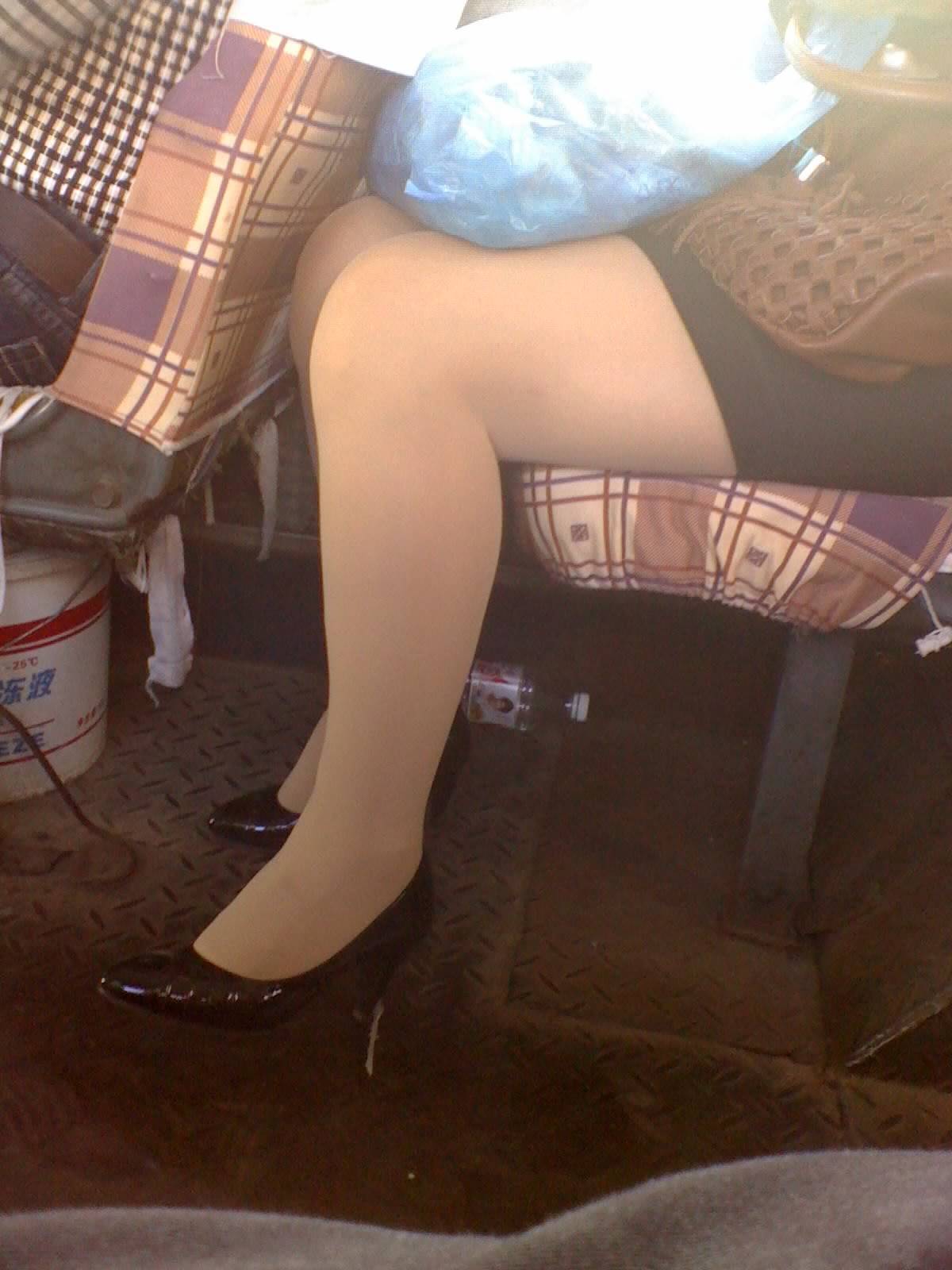 [outdoor Street Photo] on August 5, 2013, sneak photos of silk stockings, legs and black heels on the bus