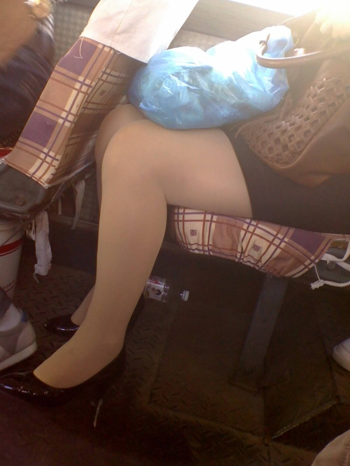 [outdoor Street Photo] on August 5, 2013, sneak photos of silk stockings, legs and black heels on the bus