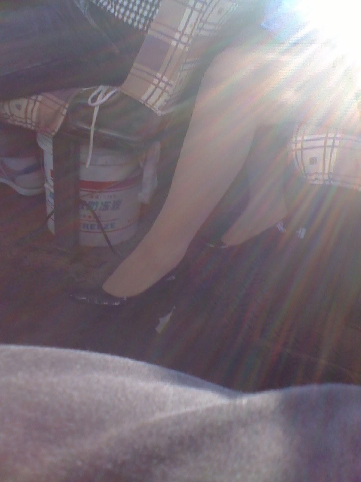 [户外街拍] 2013.08.05 公交车上偷拍丝袜美腿黑高跟