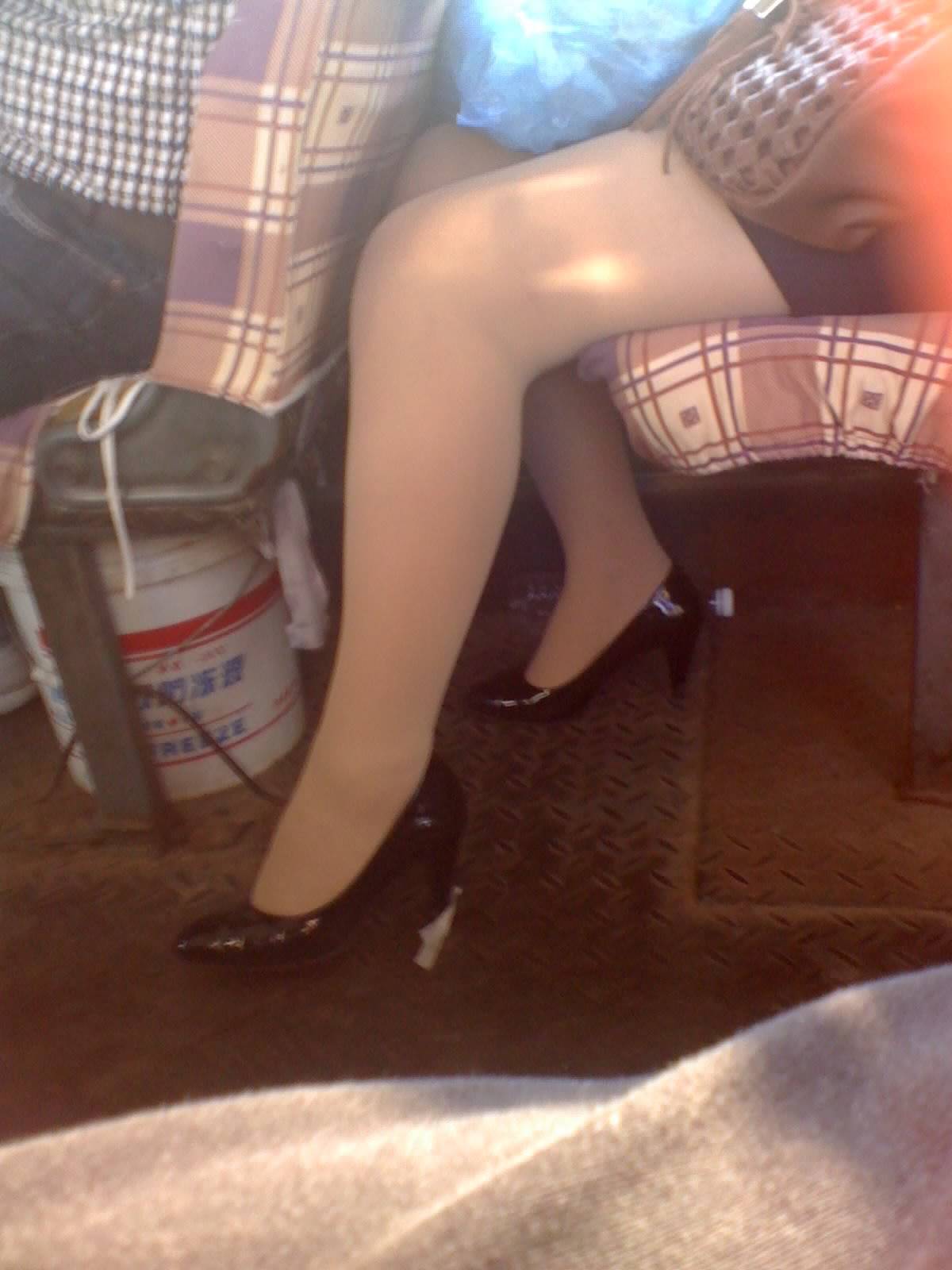 [outdoor Street Photo] on August 5, 2013, sneak photos of silk stockings, legs and black heels on the bus